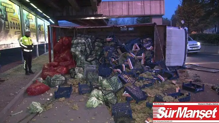 Ankara'da lastiği kopan kamyon devrildi: 1 yaralı