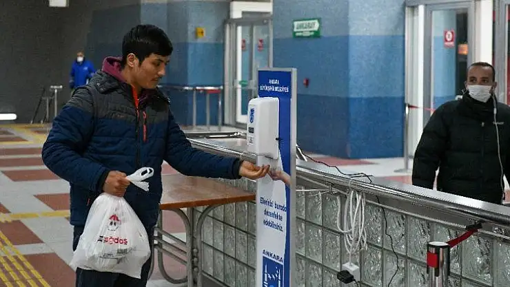 Ankara'da raylı sistemlere el dezenfektanları yerleştiriliyor
