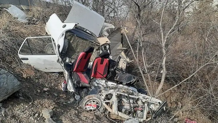 Ankara'da şarampole uçan araç paramparça oldu: 2 yaralı