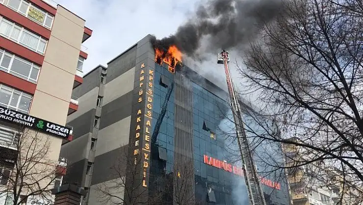 Ankara Kızılay'da bir iş merkezinin en üst katında yangın çıktı. İtfaiye ekipleri olay yerine sevk edilirken, bina boşaltılıyor.