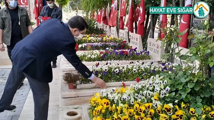 Ankara Valisi Şahin şehitlikleri ziyaret etti