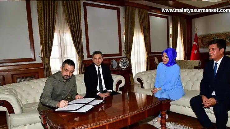 Anne ve babasının adına okul yaptıracak