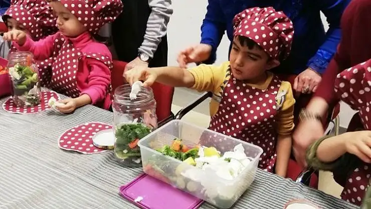 Anneler ve çocukları turşu kurdu