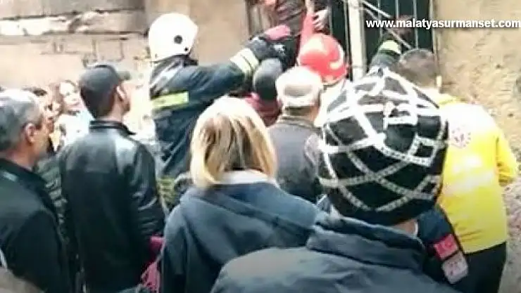 Annenin eve kilitlediği çocuklar yangından son anda kurtarıldı