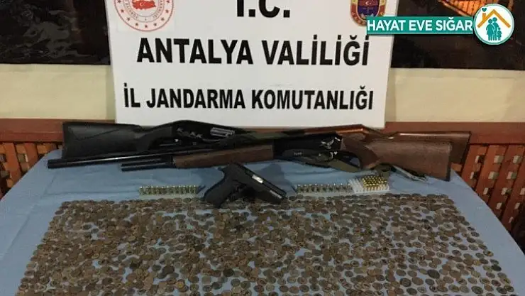 Antalya'da bir eve yapılan baskınla bin 83 tarihi sikke ele geçirildi