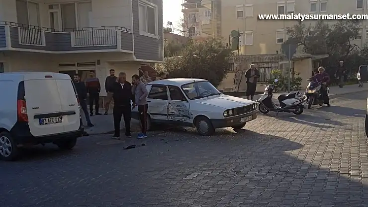 Antalya'da hafif ticari araç ile otomobil çarpıştı: 3 yaralı