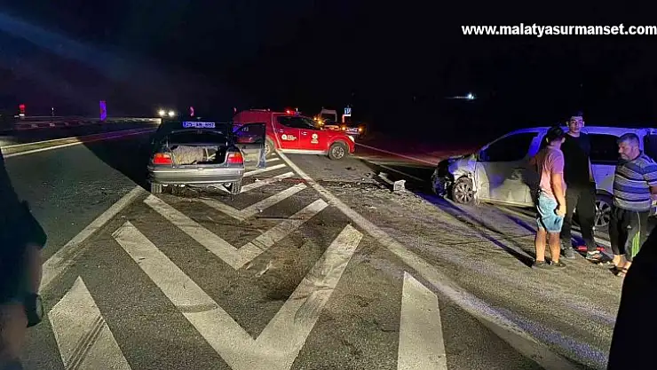 Antalya'da iki araç kafa kafaya çarpıştı: 8 yaralı