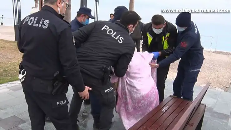 Antalya'da polisin denize girip, kurtarılınca kafasını yere vuran alkollü şahısla imtihanı