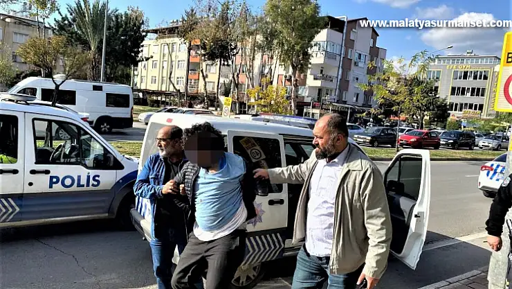 Trafikte motosikletli kurye dehşeti: Kapı anahtarı ile 3 polisi yaraladı