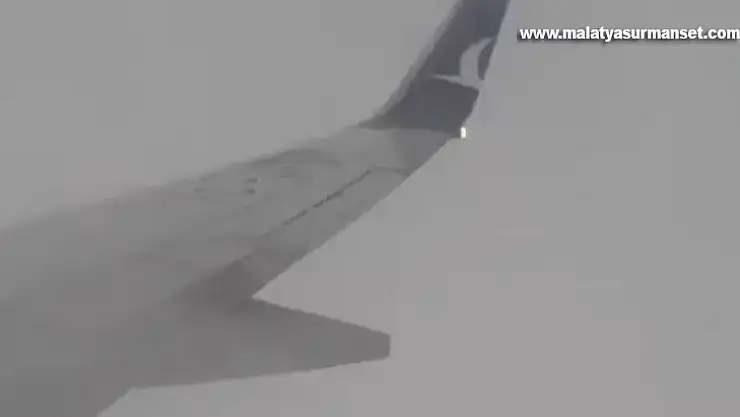Uçağa yıldırım isabet etti, o anlar kameraya yansıdı