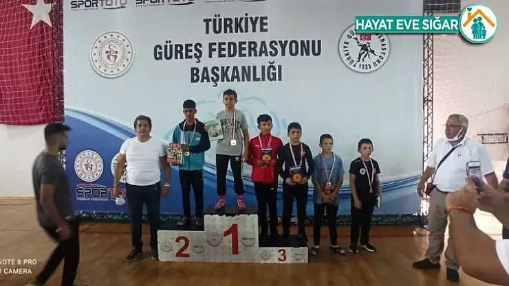 Antalya ve Hatay'da düzenlenen şampiyonalarda büyükşehir rüzgarı esti