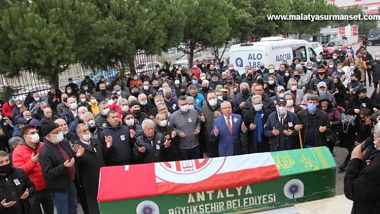 Antalyaspor'un eski futbolcusu Oral Yenigün törenle toprağa verildi