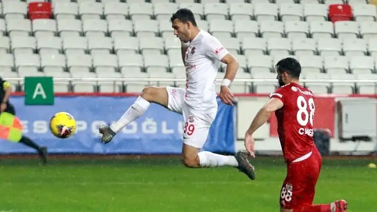 Antalyaspor'da savunmanın kalesi Veysel Sarı