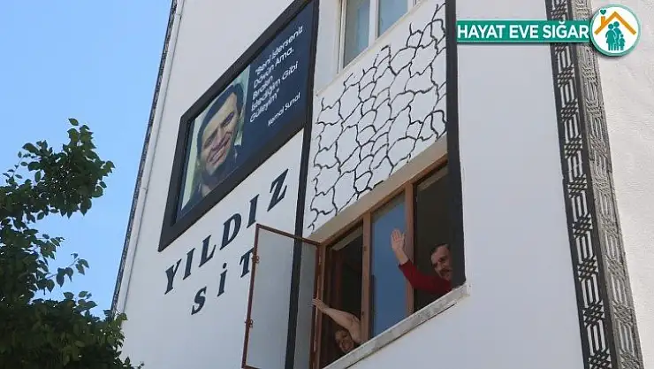 Apartmana asılan Kemal Sunal afişi gülümsetiyor