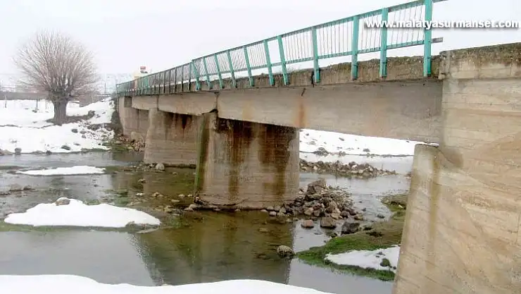 Araban'da 11 kırsal mahalleye ulaşım sağlayan köprü tehlike saçıyor