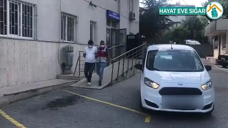 Arabanın camından öz oğlunu sarkıtan baba tutuklandı