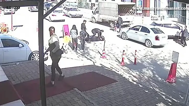 Aracın altında kalmaktan saniyeyle kurtuldu