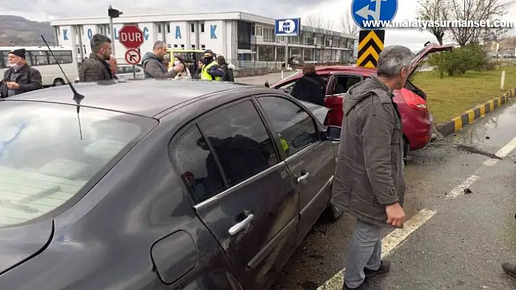 Araçlar kavşakta çarpıştı: 4 yaralı