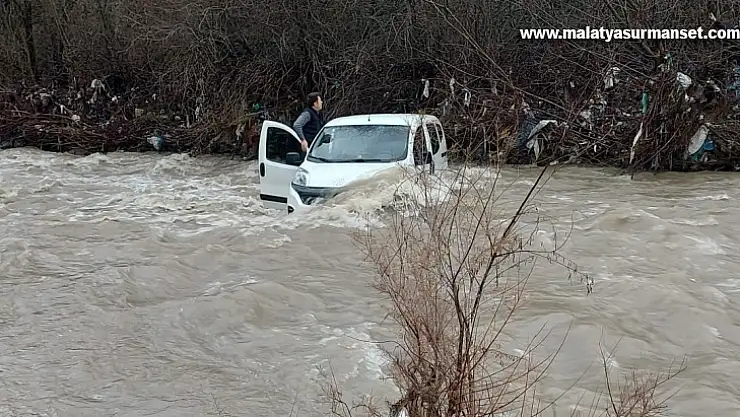 Araçları ile dereden geçmek isterken sele kapılan 3 kişi ölümden döndü