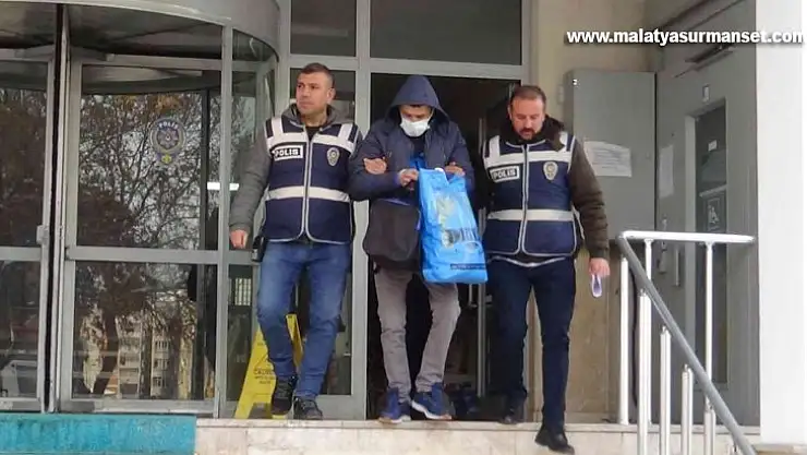 Aranan şahıs banyoda saklanırken yakalandı
