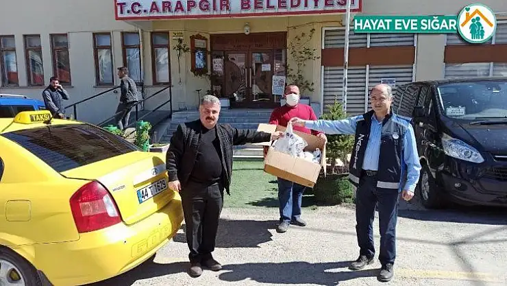 Arapgir'de taksi şoförlerine maske dağıtımı