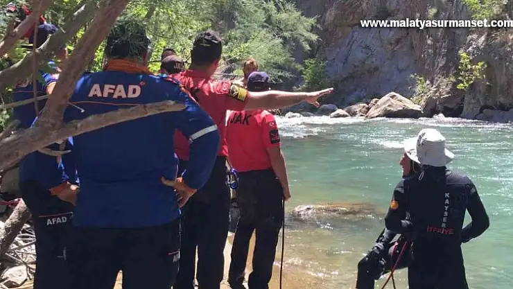 Arkadaşları ile ırmakta yüzmeye giden genç suda kayboldu