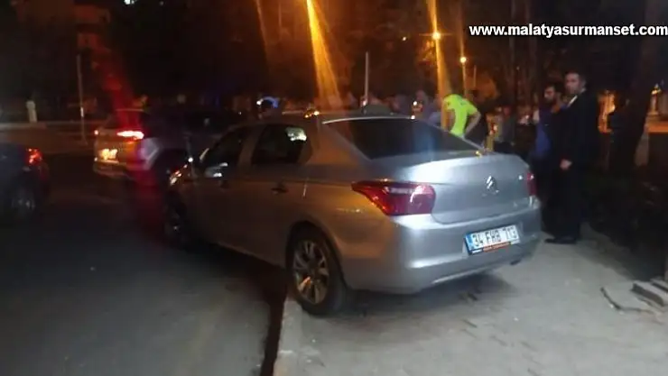 Arkadaşları tarafından alıkonuldu, imdadına ailesi yetişti: 2 yaralı