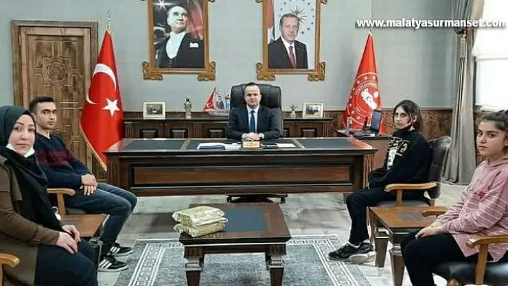 Arslantürk, en çok kitap okuyan öğrencileri tebrik etti
