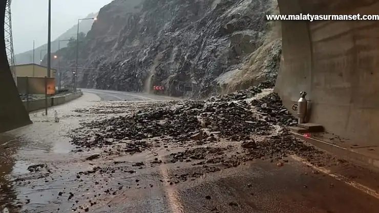 Artvin'de heyelan nedeniyle sürücüler tünelde mahsur kaldı