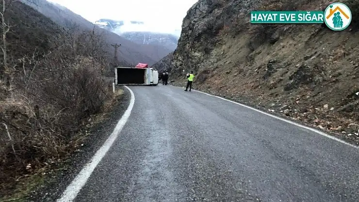 Artvin'de kamyonet devrildi: 2 yaralı