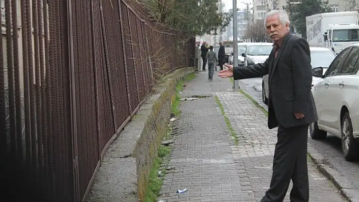 Asfalt çalışmaları sonrası yükü taşıyamayan istinat duvarı tehlike saçıyor