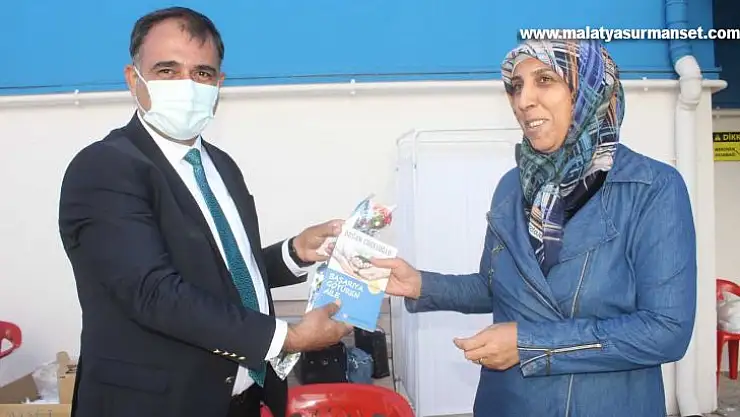 Aşı yaptıran velilere kitap hediye edildi