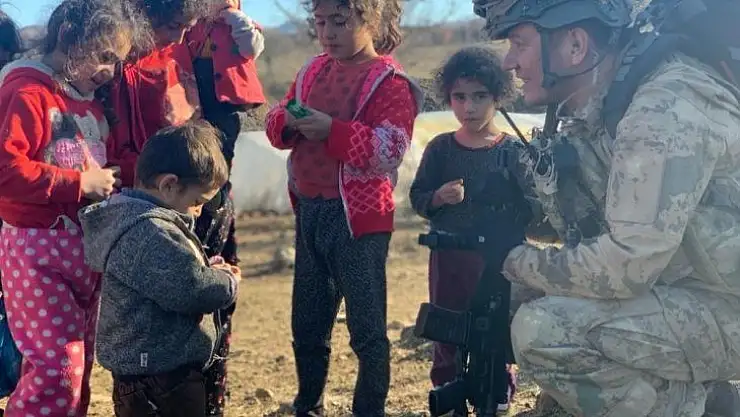 Asker şefkati çocukları mutlu etti