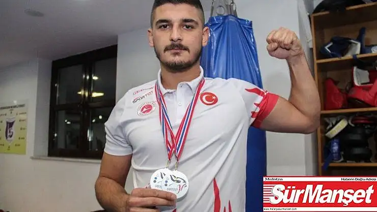 Askerden geldi, Uluslararası Kick-Boks Şampiyonası'nda iki gümüş madalya aldı