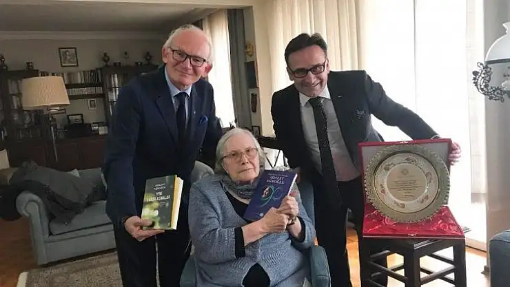 Atatürk Kültür Merkezi Başkanlığından, Adalet Ağaoğlu'na hatıra plaketi