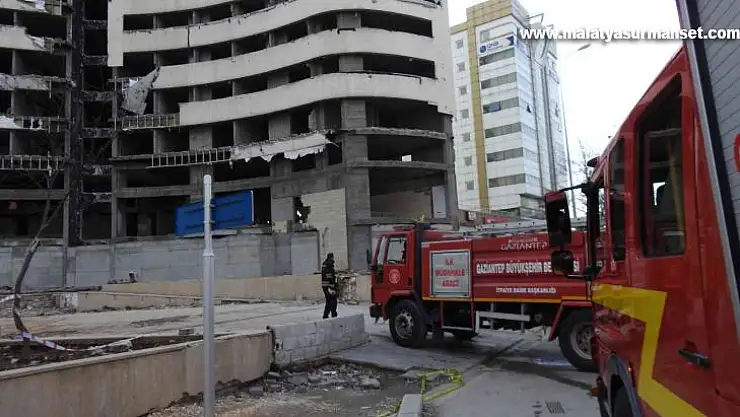 Atıl durumdaki otel binasının otopark kısmı çöktü