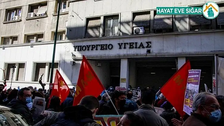 Atina'da doktorlar ve sağlık personelinden maaş protestosu