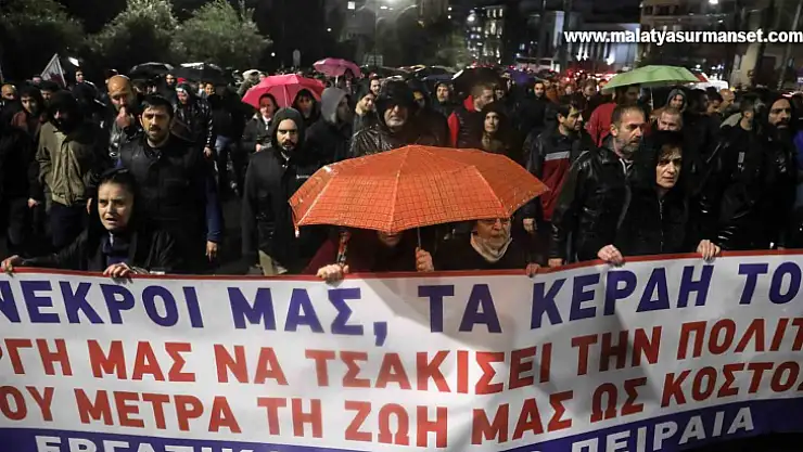Atina'da tren kazası protestosu
