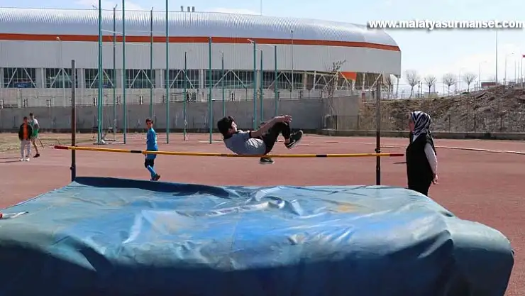 Atletler il birincisi olmak için ter döktü