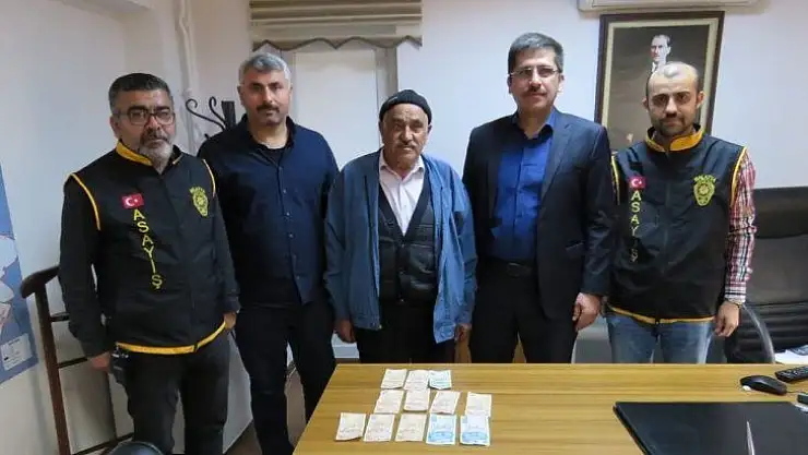 ATM'de maaşını çekmek isterken parasını kaptırdı