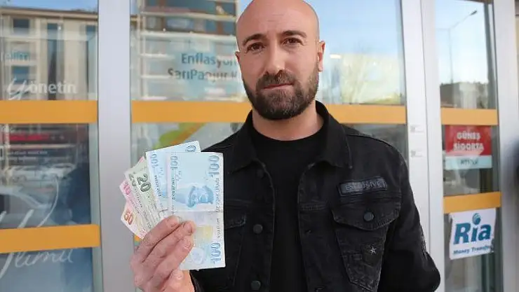 ATM'nin verdiği fazla paraları bankaya iade etti