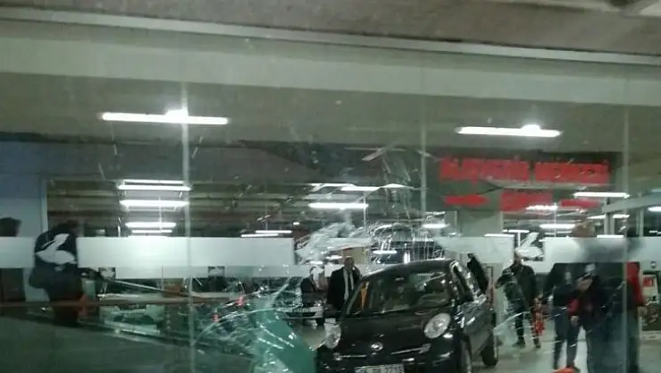 Avcılar'da otoparkta kaza: Sürücü AVM'ye daldı