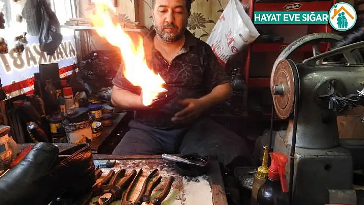 Ayakkabıları 45 derecede ateşle yakarak boyuyor