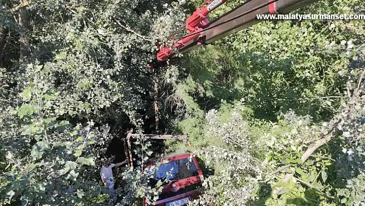 Ayazağa'da ticari araç dere yatağına uçtu, araçtakilerin burnu bile kanamadı