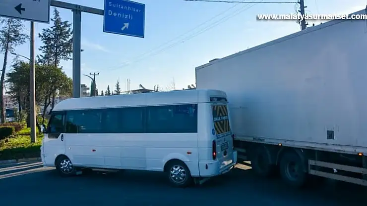 Aydın'da tır, servis aracına çarptı