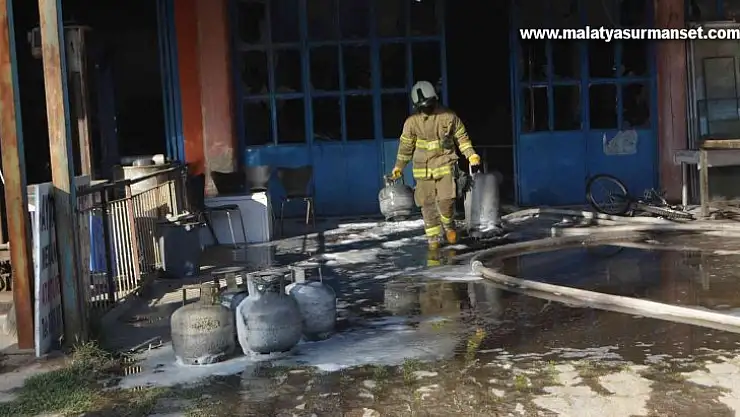 Ayvalık'ta hurda tüpler patladı, ortalık savaşa alanına döndü