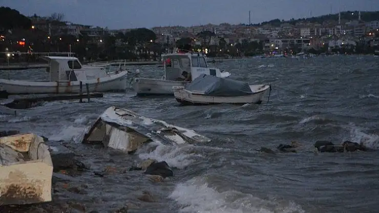 Ayvalık'ta şiddetli lodos etkili oluyor