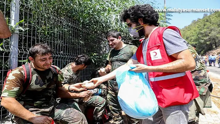 Azerbaycanlı Yangın Söndürme Ekibine Kızılay'dan Beslenme Desteği