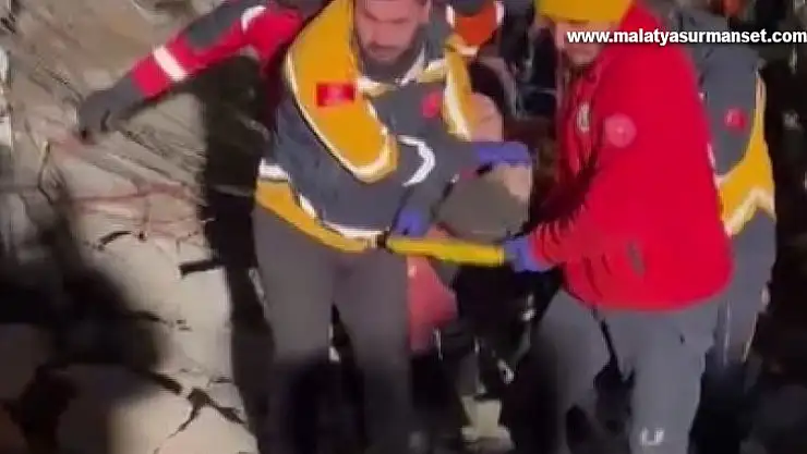 Baba ve kızı depremin 71. saatinde yaralı olarak kurtarıldı