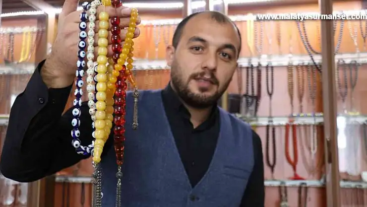 Babadan miras kalan tespih koleksiyonuna gözü gibi bakıyor